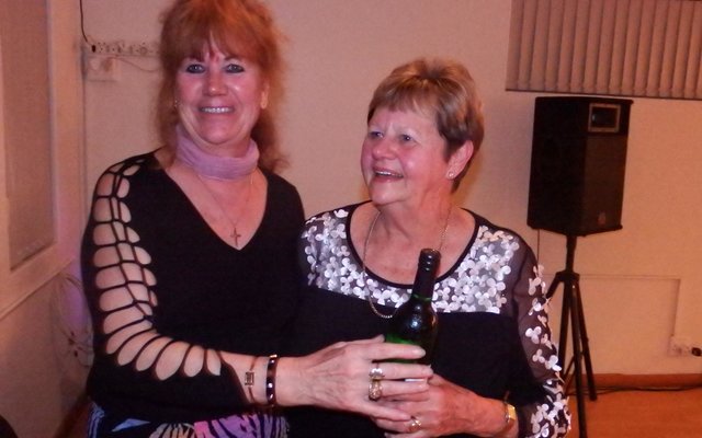 Regs ontvang Pop Malan haar geluktrekkingsprys van Margi Muller - getooi in Indiese drag met â€˜n geverfde kolletjie op haar voorkop 